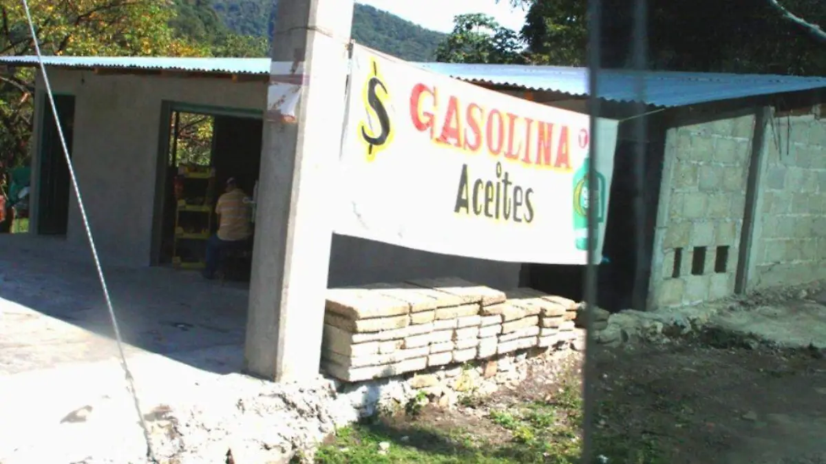 PERSISTE VENTA DE GASOLINA A GRANEL